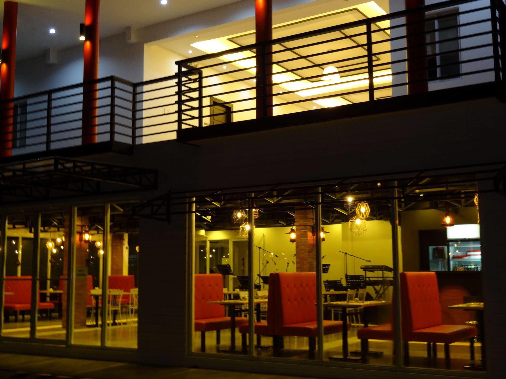 Capital O 642 The Junction Tagaytay Hotel Tagaytay City Bagian luar foto