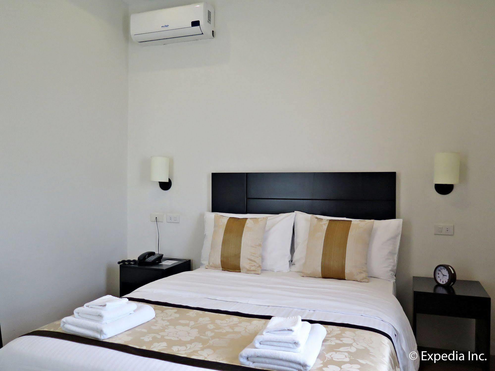 Capital O 642 The Junction Tagaytay Hotel Tagaytay City Bagian luar foto