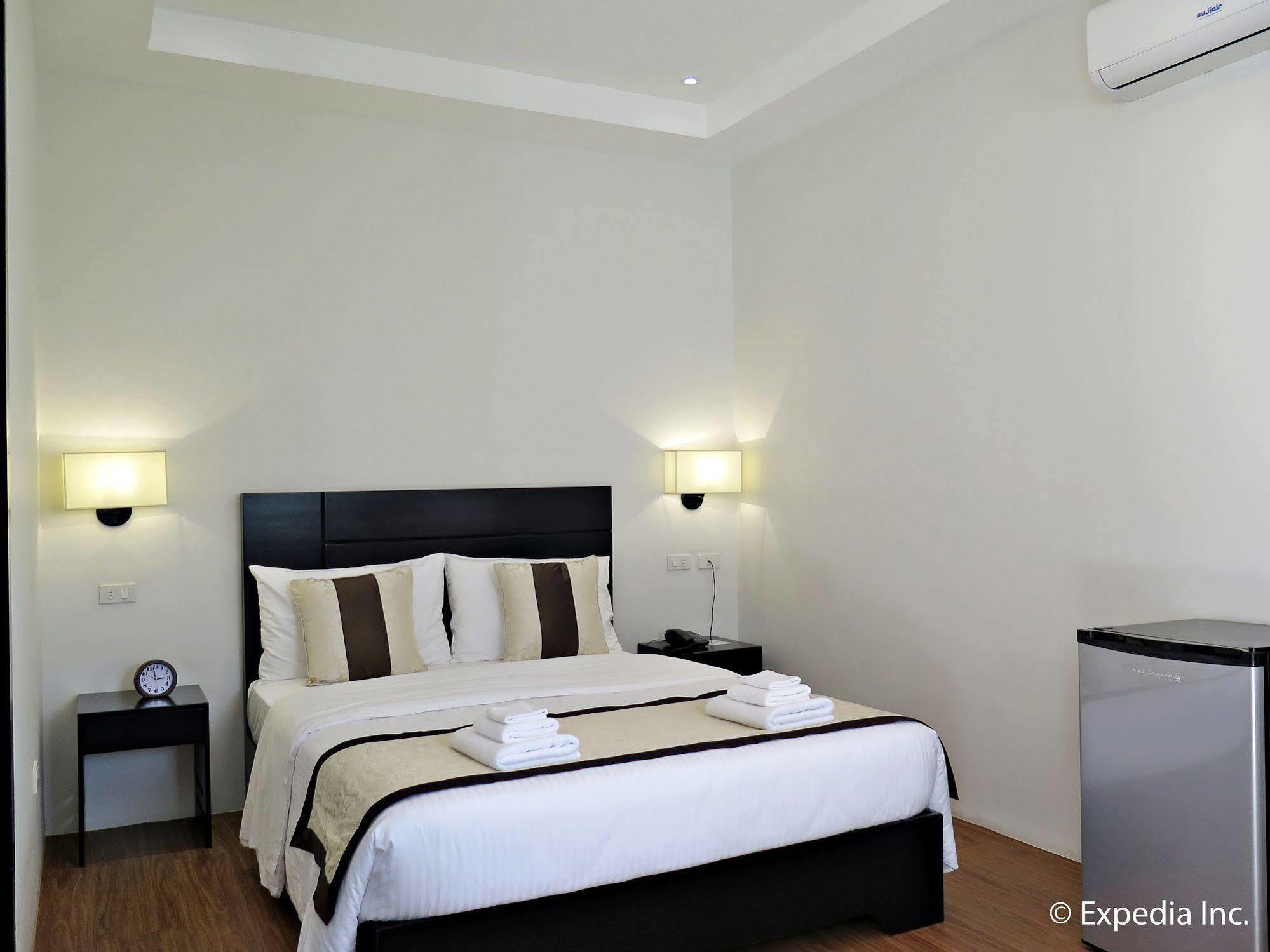 Capital O 642 The Junction Tagaytay Hotel Tagaytay City Bagian luar foto