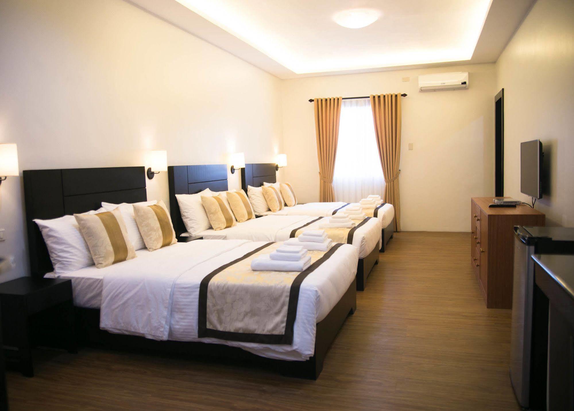 Capital O 642 The Junction Tagaytay Hotel Tagaytay City Bagian luar foto