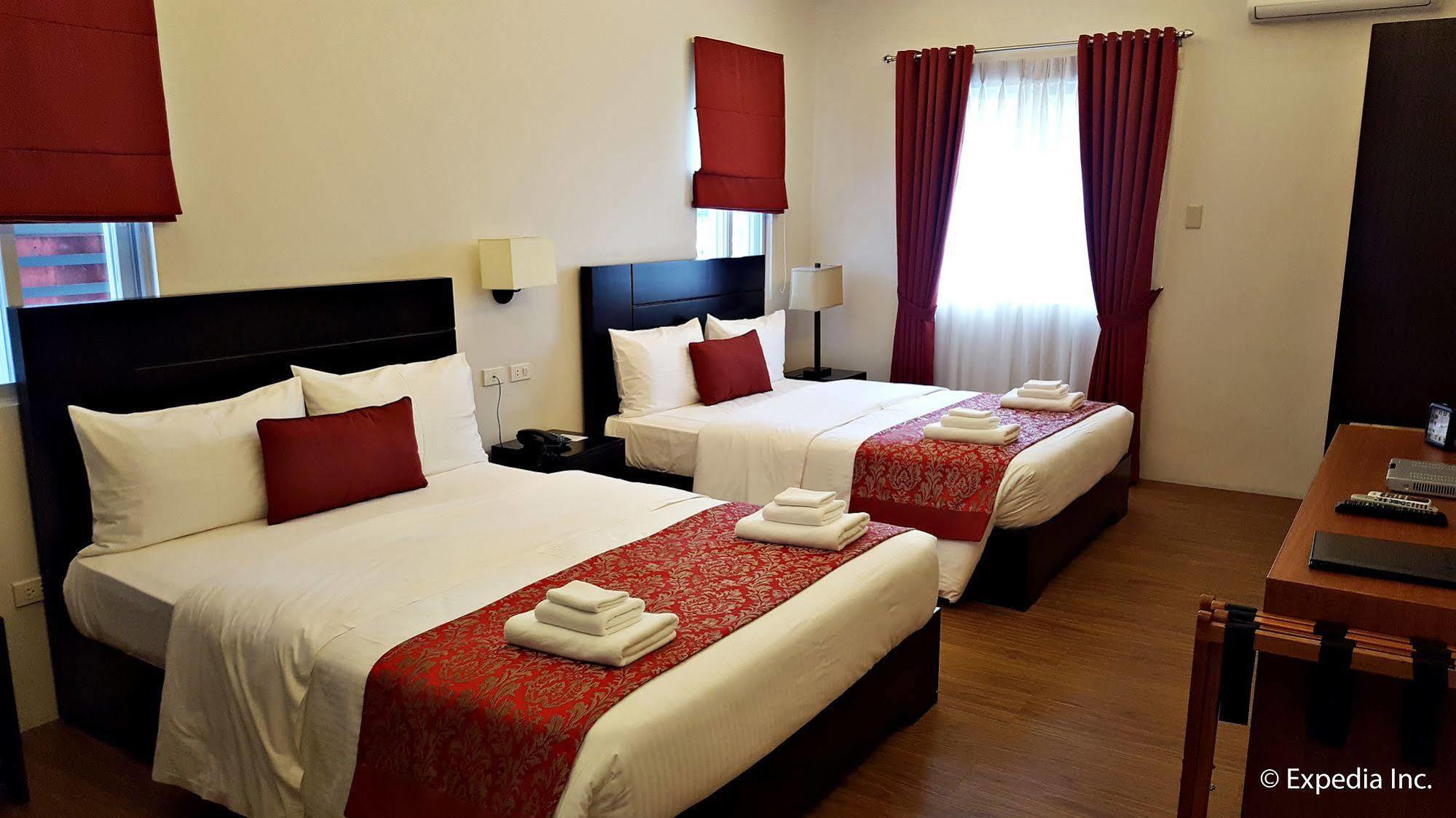 Capital O 642 The Junction Tagaytay Hotel Tagaytay City Bagian luar foto