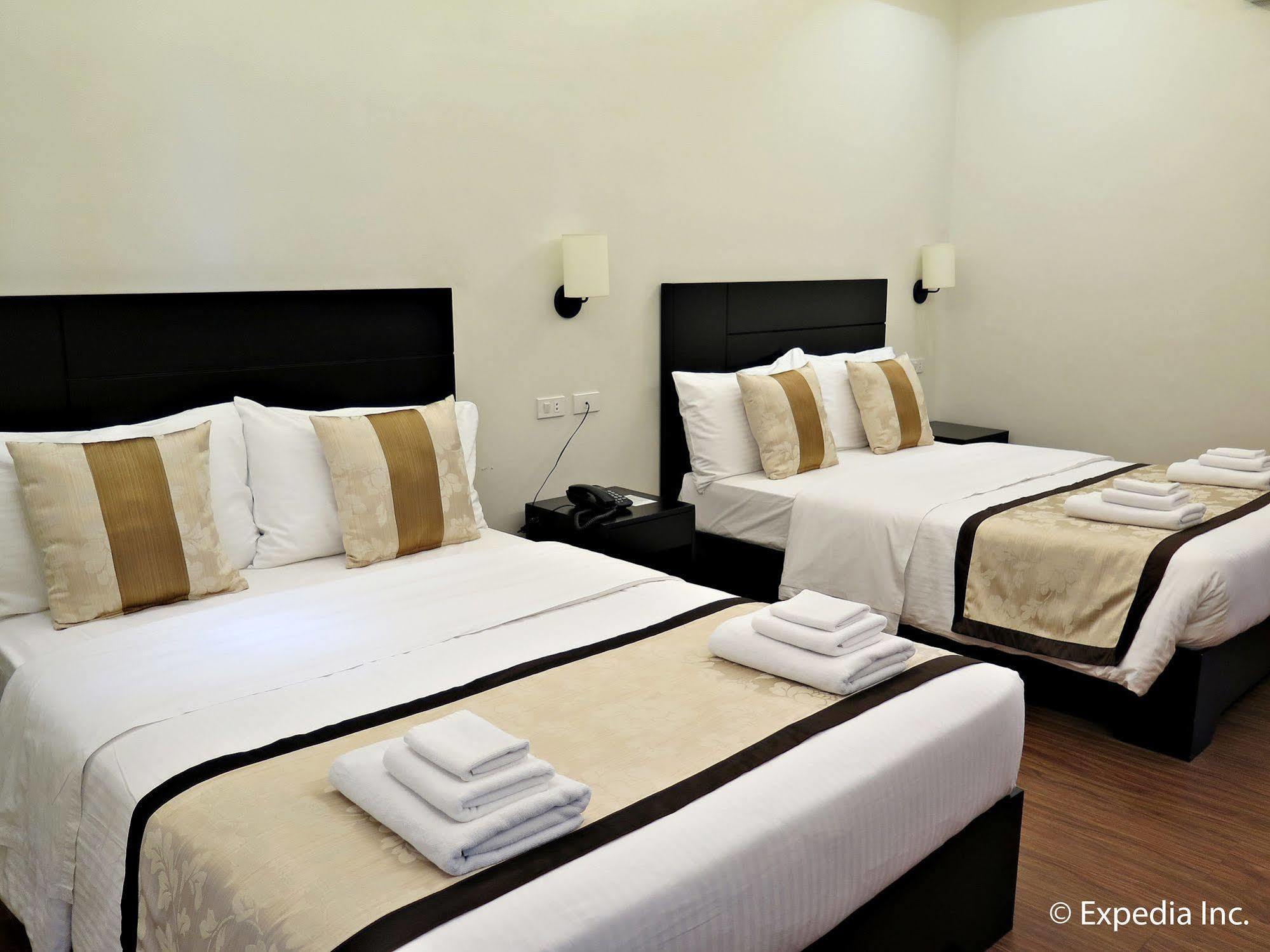 Capital O 642 The Junction Tagaytay Hotel Tagaytay City Bagian luar foto