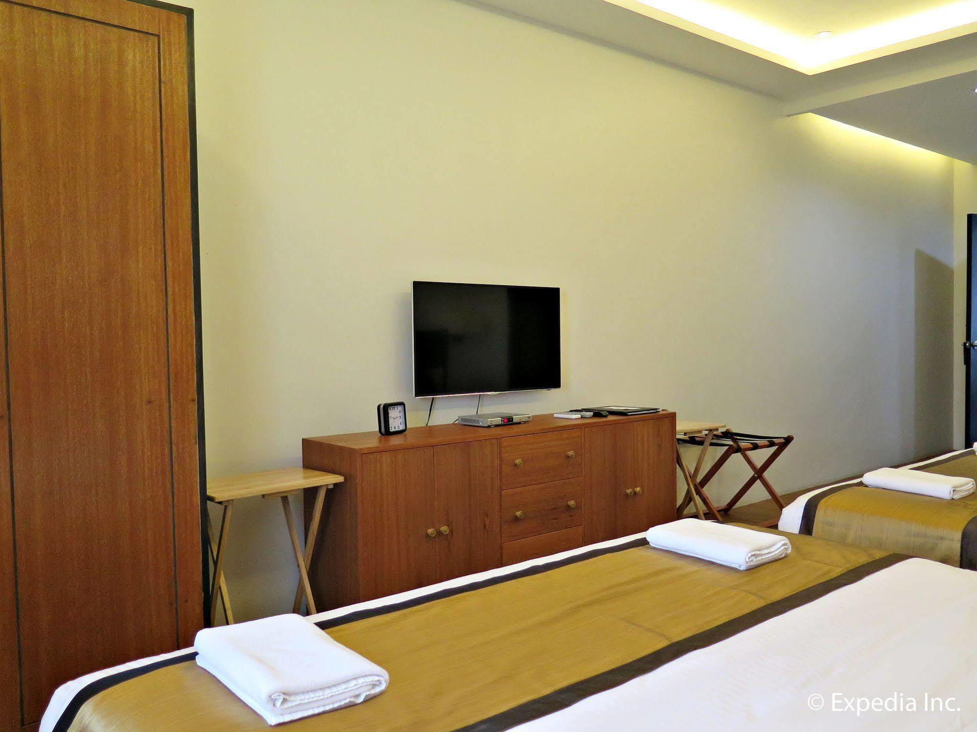 Capital O 642 The Junction Tagaytay Hotel Tagaytay City Bagian luar foto