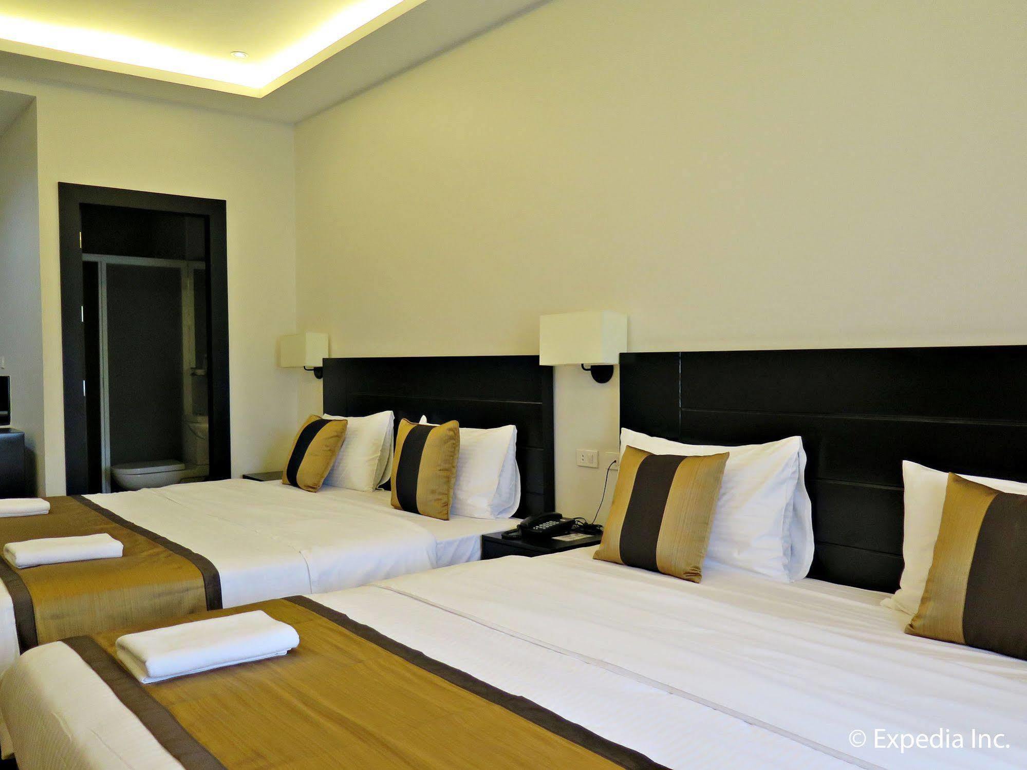 Capital O 642 The Junction Tagaytay Hotel Tagaytay City Bagian luar foto