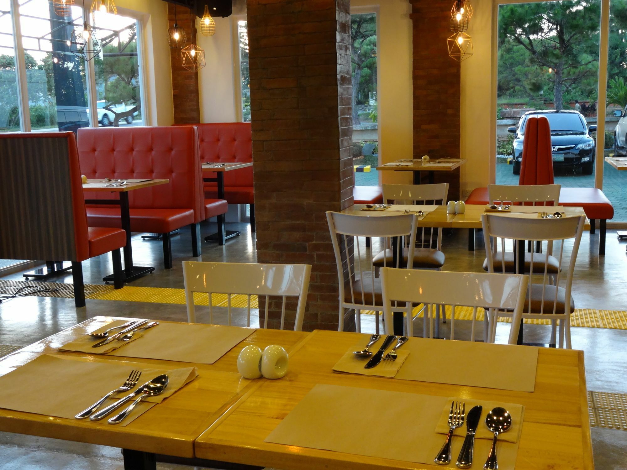 Capital O 642 The Junction Tagaytay Hotel Tagaytay City Bagian luar foto